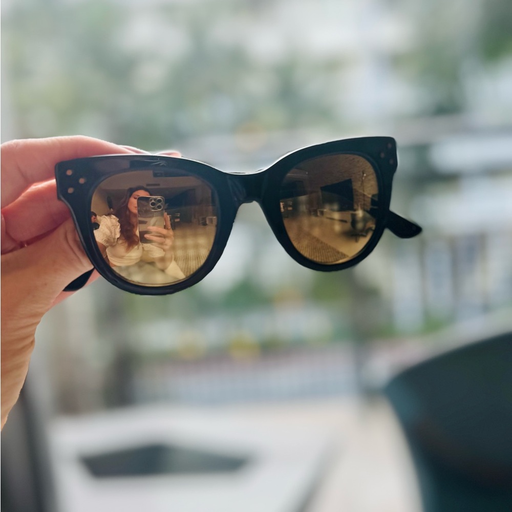 Contemporary Black Sunglasses with Minimalist Design